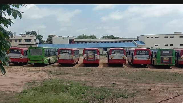 ಮತಗಟ್ಟೆಗಳಿಗೆ ಸಿಬ್ವಂದಿ ಕರೆದೊಯ್ಯಲು ನಿಂತಿದ್ದ ಸಾರಿಗೆ ವಾಹನಗಳು