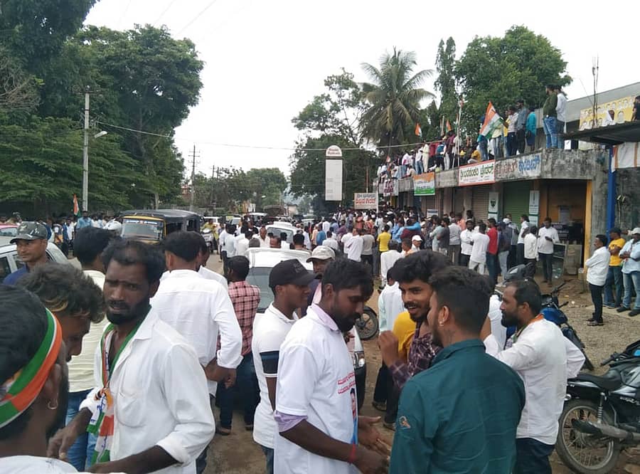 ಮೂಡಿಗೆರೆ ವಿಧಾನಸಭಾ ಕ್ಷೇತ್ರದಲ್ಲಿ ಶನಿವಾರ ಕಾಂಗ್ರೆಸ್ ಜಯಭೇರಿ ಬಾರಿಸುತ್ತಿದ್ದಂತೆ ಪಟ್ಟಣದ ಕಾಂಗ್ರೆಸ್ ಕಚೇರಿ ಮುಂಭಾಗದಲ್ಲಿ ಜಮಾಹಿಸಿದ್ದ ಕಾರ್ಯಕರ್ತರು ಸಂಭ್ರಮಿಸಿದರು.
