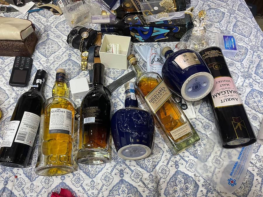 ಬೆಂಗಳೂರಿನ ಕೆ.ಆರ್.ವೃತ್ತದ ಬೆಸ್ಕಾಂ ಕಚೇರಿಯ (ತಾಂತ್ರಿಕ ವಿಭಾಗ) ಮುಖ್ಯ ಎಂಜಿನಿಯರ್ ಎಚ್.ಜೆ.ರಮೇಶ್ ಅವರ ಮನೆಯಲ್ಲಿ ಪತ್ತೆಯಾಗಿರುವ ಮದ್ಯದ ಬಾಟಲಿಗಳು