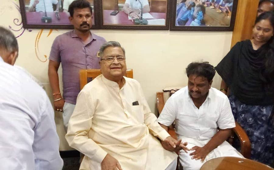 ಬಿಜೆಪಿ ಅಭ್ಯರ್ಥಿ ಅರುಣಕುಮಾರ ಪೂಜಾರ ಚುನಾವಣೆಯಲ್ಲಿ ಪರಾಜಿತಗೊಂಡಿದ್ದಕ್ಕೆ ಅವರ ನಿವಾಸಕ್ಕೆ ವಿಧಾನಸಭೆ ಮಾಜಿ ಅಧ್ಯಕ್ಷ ಕೆ.ಬಿ. ಕೋಳಿವಾಡ ಭೇಟಿ ನೀಡಿ ಧೈರ್ಯ ಹೇಳಿದರು