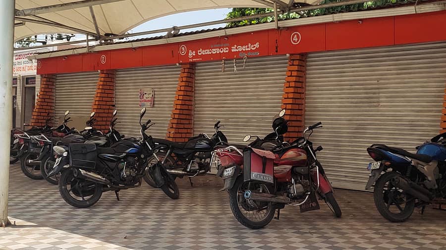 ಮಹಾಲಿಂಗಪುರದ ಗುಂಡದ ಬಾವಿ ಬಳಿ ನಿರ್ಮಿತಗೊಂಡಿರುವ ತಿನಿಸುಕಟ್ಟೆ ವಾಣಿಜ್ಯ ಮಳಿಗೆಯಲ್ಲಿ ವಾಹನಗಳನ್ನು ನಿಲ್ಲಿಸಿರುವುದು.