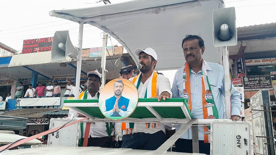 ಶನಿವಾರಸಂತೆಯಲ್ಲಿ ಶನಿವಾರ ನಡೆದ ಪ್ರಚಾರ ಸಭೆಯಲ್ಲಿ ಕಾಂಗ್ರೆಸ್ ಅಭ್ಯರ್ಥಿ ಡಾ.ಮಂತರ್ಗೌಡ ಮಾತನಾಡಿದರು