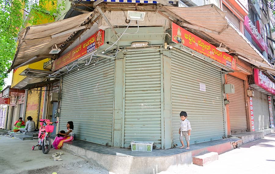 ಗಾಂಧಿ ಬಜಾರ್ನಲ್ಲಿ ಡಲ್ಟ್ ಕೈಗೊಂಡಿರುವ ರಸ್ತೆ ಸೇರಿ ವಿವಿಧ ಕಾಮಗಾರಿಗಳನ್ನು ವಿರೋಧಿಸಿ ಅಂಗಡಿಗಳನ್ನು ಬಂದ್ ಮಾಡಿರುವುದು. –ಪ್ರಜಾವಾಣಿ ಚಿತ್ರಗಳು/ ಪ್ರಶಾಂತ್ ಎಚ್.ಜಿ.