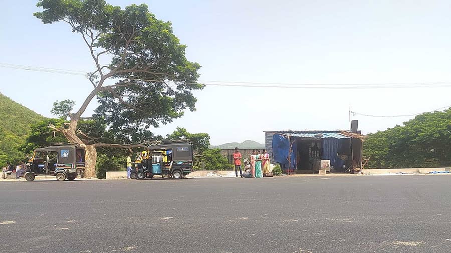 ಬಸವಾಪಟ್ಟಣ ಸಮೀಪದ ಸೂಳೆಕೆರೆಯಲ್ಲಿ ತಂಗುದಾಣವಿಲ್ಲದೇ ಪ್ರಯಾಣಿಕರು ಬಸ್‌ಗಳಿಗಾಗಿ ಬಿಸಿಲಿನಲ್ಲಿ ಕಾಯುತ್ತಿರುವುದು