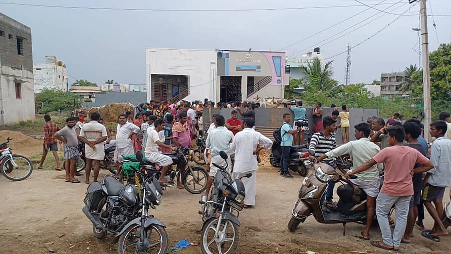 ಟಿ. ನರಸೀಪುರ ತಾಲ್ಲೂಕಿನ ಕುರುಬೂರು ಬಳಿ ಸಂಭವಿಸಿದ ರಸ್ತೆ ಅಘಘಾತದಲ್ಲಿ ಮೃತಪಟ್ಟವರ ಸಂಗನಕಲ್ ಗ್ರಾಮದ ಮನೆ ಮುಂದೆ ಸೇರಿರುವ ಜನ