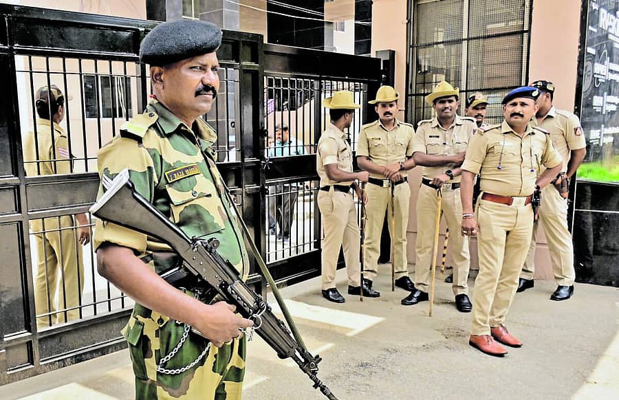 ಜಯನಗರದ ಎಸ್.ಎಸ್.ಎಂ.ಆರ್. ವಿ ಕಾಲೇಜು ಕ್ಯಾಂಪಸ್ನಲ್ಲಿ ಇವಿಎಂ ಇಡಲಾದ ಸ್ಟ್ರಾಂಗ್ ರೂಮ್ಗಳ ಸುರಕ್ಷತೆಗಾಗಿ ಸೇನಾದಳ ಹಾಗೂ ಪೊಲೀಸ್ ಪಡೆಯನ್ನು ಆಯೋಜಿಸಲಾಗಿದೆ