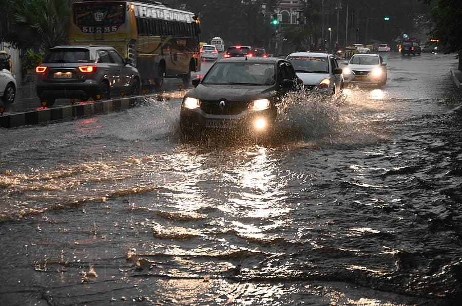 ನಗರದಲ್ಲಿ ಮೇ ಮೊದಲ ವಾರದಲ್ಲಿ ಸುರಿದ ಮಳೆಯ ಸಂದರ್ಭದಲ್ಲಿ ಜಲಾವೃತವಾಗಿದ್ದ ಅಂಬೇಡ್ಕರ್ ವೀದಿ (ಸಂಗ್ರಹ ಚಿತ್ರ)