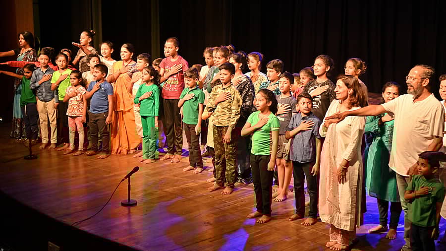 ಮೈಸೂರಿನ ಕಿರುರಂಗಮಂದಿರಲ್ಲಿ ಮಂಗಳವಾರ ಆಯೋಜಿಸಿದ್ದ ರಂಗ ಭೀಷ್ಮ ಬಿ.ವಿ.ಕಾರಂತರಂಗ ‘ಮಕ್ಕಳ ಲೋಕ’ ಬೇಸಿಗೆ ಶಿಬಿರದ ಸಮಾರೋಪದಲ್ಲಿ ಮಕ್ಕಳು ಸಂವಿಧಾನ ಪೀಠಿಕೆ ದೃಶ್ಯರೂಪಕ ಪ್ರದರ್ಶಿಸಿ ‘ಸಂವಿಧಾನ ಅಳವಡಿಕೆ’ ಪ್ರತಿಜ್ಞೆ ಮಾಡಿದರು. ಸಯೋಗ ಸಂಸ್ಥಾಪಕಿ ಶ್ರುತಿ ರಂಗ, ನಿರ್ದೇಶಕ ಬಿ.ಸುರೇಶ್ ಇದ್ದಾರೆ –ಪ್ರಜಾವಾಣಿ ಚಿತ್ರ