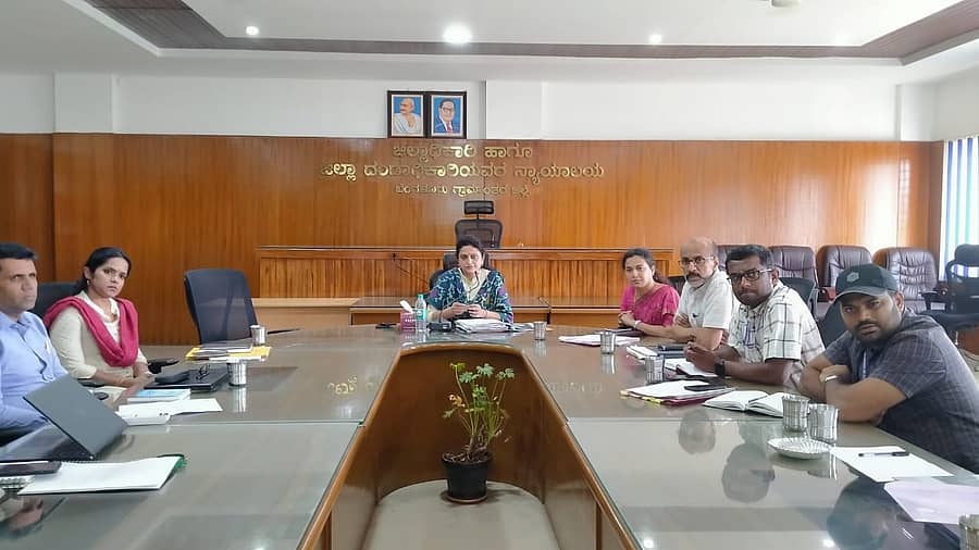 ದೇವನಹಳ್ಳಿಯ ಜಿಲ್ಲಾಡಳಿತ ಭವನದಲ್ಲಿ ನಾಗರಕೆರೆ ನಿರ್ವಹಣೆ ಯೋಜನೆ ಮತ್ತು ಅರ್ಕಾವತಿ ಜಲಾನಯನದ ಸಂರಕ್ಷಣೆ ಕುರಿತ ಸಭೆಯಲ್ಲಿ ಜಿಲ್ಲಾಧಿಕಾರಿ ಆರ್.ಲತಾ ಮಾತನಾಡಿದರು