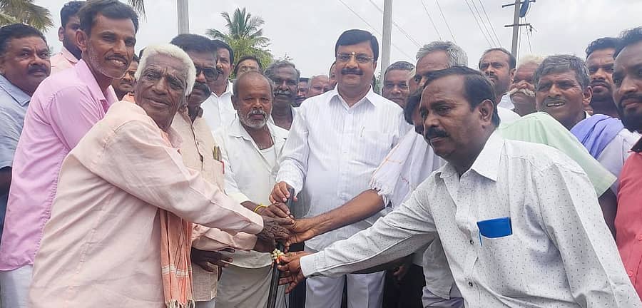 ಬೆಳಕವಾಡಿ ಸಮೀಪದ ಹೊಸಹಳ್ಳಿ ಕೊನೆಯ ಭಾಗದ ಮಾಧವ ಮಂತ್ರಿ ನಾಲೆಯ ಅಭಿವೃದ್ಧಿ ಕಾಮಗಾರಿಗೆ ಶಾಸಕ ಪಿ.ಎಂ.ನರೇಂದ್ರಸ್ವಾಮಿ ಭೂಮಿ ಪೂಜೆ ನೆರವೇರಿಸಿದರು. ಮಹದೇವ್, ಪಾಪಣ್ಣ, ಸತೀಶ್ ಕುಮಾರ್, ಶಿವಮಲ್ಲಪ್ಪ ಇದ್ದಾರೆ