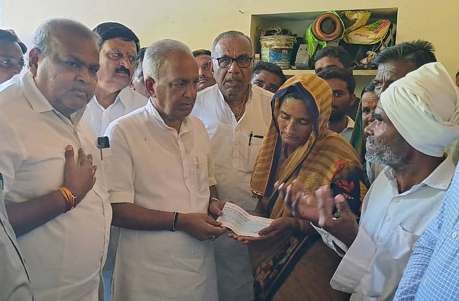 ಲಿಂಗಸುಗೂರು ತಾಲ್ಲೂಕು ಬೆಂಡೋಣಿ ಗ್ರಾಮದಲ್ಲಿ ಈಚೆಗೆ ಸಿಡಿಲು ಬಡಿದು ಮೃತನಾದ ಯುವಕನ ಮನೆಗೆ ಭಾನುವಾರ ಸಚಿವ ಎನ್.ಎಸ್ ಬೋಸರಾಜು ಭೇಟಿ ನೀಡಿ ಸಾಂತ್ವಸ ಹೇಳಿ ₹5ಲಕ್ಷದ ಪರಿಹಾರ ಚೆಕ್ ವಿತರಿಸಿದರು