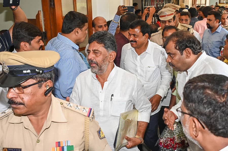 ಕಡತಗಳೊಂದಿಗೆ ಸಭೆಗೆ ಬಂದ ಡಿಕೆಶಿ