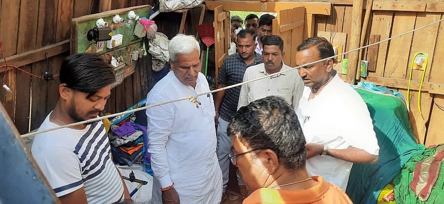 ಮಹಾಲಿಂಗಪುರದ ಕೆಂಗೇರಿಮಡ್ಡಿಯಲ್ಲಿ ಮಳೆಯಿಂದ ಹಾನಿಗೀಡಾದ ಮನೆಗಳಿಗೆ ಶಾಸಕ ಸಿದ್ದು ಸವದಿ ಭೇಟಿ ನೀಡಿ ಪರಿಶೀಲಿಸಿದರು.