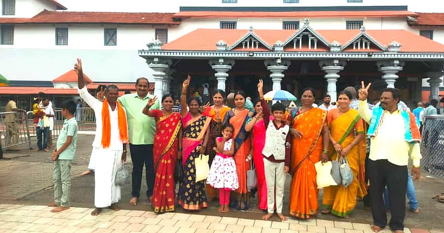 ಮೊಳಕಾಲ್ಮುರು ತಾಲ್ಲೂಕಿನ ಕೊಂಡ್ಲಹಳ್ಳಿ ಗ್ರಾಮಪಂಚಾಯಿತಿ ಸದಸ್ಯರು ಈಚೆಗೆ ಧರ್ಮಸ್ಥಳ ಪ್ರವಾಸಕ್ಕೆ ತೆರಳಿದ್ದಾಗ ತೆಗೆಸಿಕೊಂಡಿರುವ ಚಿತ್ರ