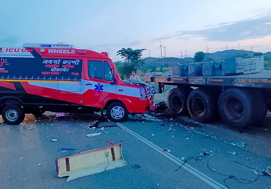 ಚಿತ್ರದುರ್ಗ ಸಮೀಪದ ಮಲ್ಲಾಪುರ ಬಳಿ ನಿಂತಿದ್ದ ಲಾರಿಗೆ ಡಿಕ್ಕಿ ಹೊಡೆದಿರುವ ಆಂಬುಲೆನ್ಸ್