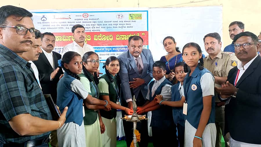 ಹಾವೇರಿ ನಗರದ ಜೆ.ಪಿ ರೋಟರಿ ಶಾಲೆಯಲ್ಲಿ ಸೋಮವಾರ ನಡೆದ ವಿಶ್ವ ಬಾಲಕಾರ್ಮಿಕ ಪದ್ಧತಿ ವಿರೋಧಿ ದಿನಾಚರಣೆ ಕಾರ್ಯಕ್ರಮವನ್ನು ಹಿರಿಯ ಸಿವಿಲ್ ನ್ಯಾಯಾಧೀಶ ಪುಟ್ಟರಾಜು ಉದ್ಘಾಟಿಸಿದರು