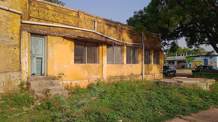 ಕುಷ್ಟಗಿ ತಹಶೀಲ್ದಾರ್ ಕಚೇರಿಯ ಕಟ್ಟಡಕ್ಕೆ ಅಳವಡಿಸಿದ್ದ ಮಳೆನೀರು ಸಂರಕ್ಷಣೆ ಕೊಳವೆ ಹಾಳಾಗಿರುವುದು