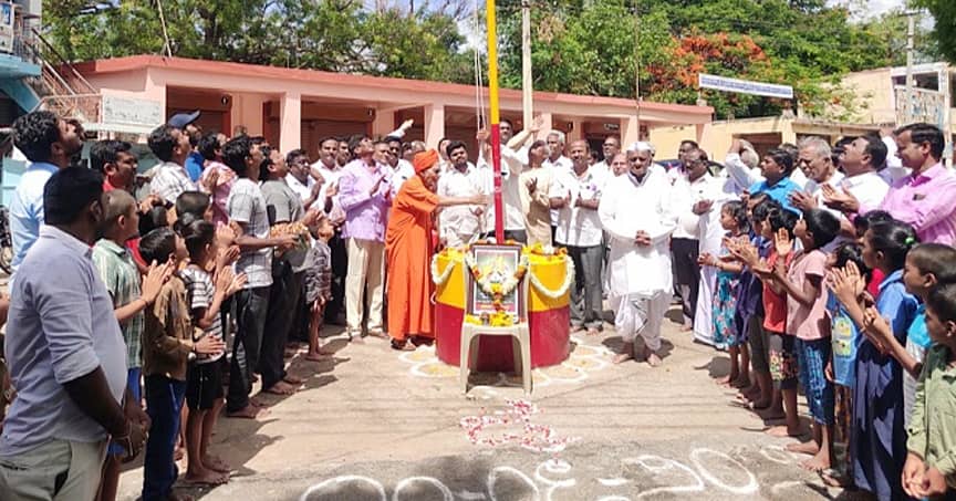 ಮುಂಡರಗಿ ಪಟ್ಟಣದ ಹೇಮರಡ್ಡಿ ಮಲ್ಲಮ್ಮ ವೃತ್ತದಲ್ಲಿ ಸಾಂಕೇತಿಕವಾಗಿ ಏರ್ಪಡಿಸಿದ್ದ ಮುಂಡರಗಿ ಉತ್ಸವದಲ್ಲಿ ಡಾ.ಅನ್ನದಾನೀಶ್ವರ ಮಹಾಸ್ವಾಮೀಜಿ ಅವರು ಧ್ವಜಾರೋಹಣ ನೆರವೇರಿಸಿದರು