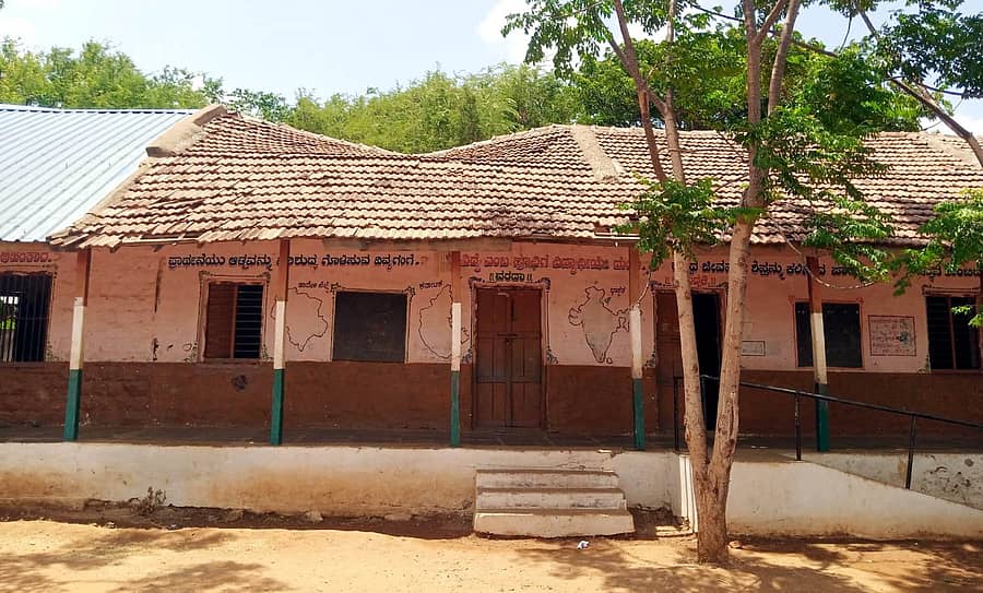 ಸವಣೂರು ತಾಲ್ಲೂಕಿನ ಹೂವಿನಶಿಗ್ಲಿ ಗ್ರಾಮದ ಸರ್ಕಾರಿ ಹಿರಿಯ ಪ್ರಾಥಮಿಕ ಶಾಲೆ ಕಟ್ಟಡ ಶಿಥಿಲಾವಸ್ಥೆ ತಲುಪಿದೆ