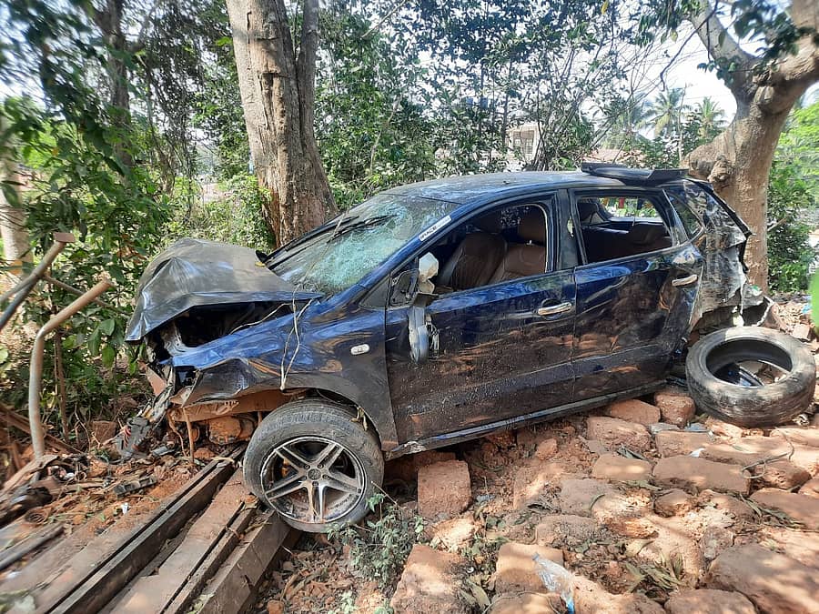 ಸಂಪೂರ್ಣ ನಜ್ಜುಗುಜ್ಜಾದ ಕಾರು