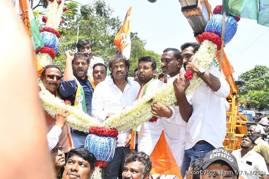 ಶಿವಮೊಗ್ಗದಲ್ಲಿ ಜಿಲ್ಲಾ ಕಾಂಗ್ರೆಸ್ ವತಿಯಿಂದ ಭರ್ಜರಿ ಸ್ವಾಗತ ನೀಡಲಾಯಿತು.