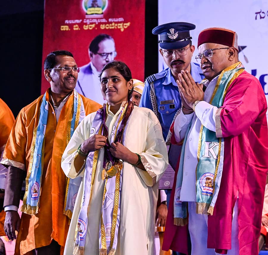 ಗುಲಬರ್ಗಾ ವಿಶ್ವವಿದ್ಯಾಲಯದ ಘಟಿಕೋತ್ಸವದಲ್ಲಿ ಕುಲಾಧಿಪತಿ ಥಾವರಚಂದ್ ಗೆಹಲೋತ್ ಅವರು ಕನ್ನಡ ಅಧ್ಯಯನ ವಿಭಾಗದ ರುಕ್ಮಿಣಿ ಹಣಮಂತರಾಯ ಅವರಿಗೆ 14 ಚಿನ್ನದ ಪದಕಗಳನ್ನು ಪ್ರದಾನ ಮಾಡಿ ನಮಸ್ಕರಿಸಿದ ಬಗೆ. ಕುಲಪತಿ ಪ್ರೊ. ದಯಾನಂದ ಅಗಸರ ಇದ್ದರು