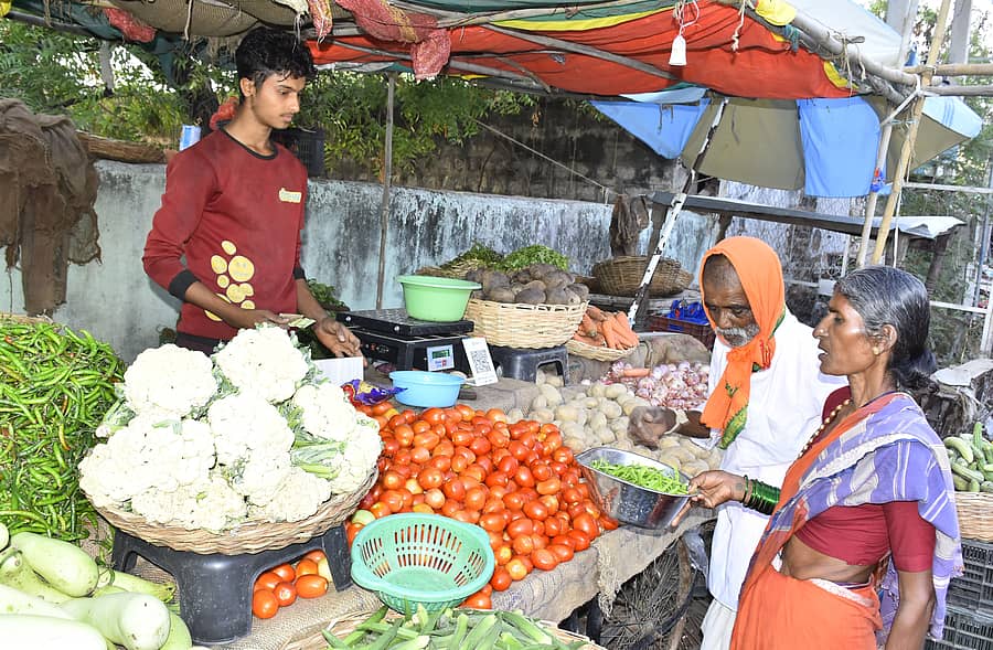 ಯಾದಗಿರಿ ನಗರದ ಹತ್ತಿಕುಣಿ ಕ್ರಾಸ್‌ ಸಮೀಪದ ಮಹಾತ್ಮ ಗಾಂಧಿ ತರಕಾರಿ ಅಂಗಡಿ
ಪ್ರಜಾವಾಣಿ ಚಿತ್ರ/ ರಾಜಕುಮಾರ ನಳ್ಳಿಕರ