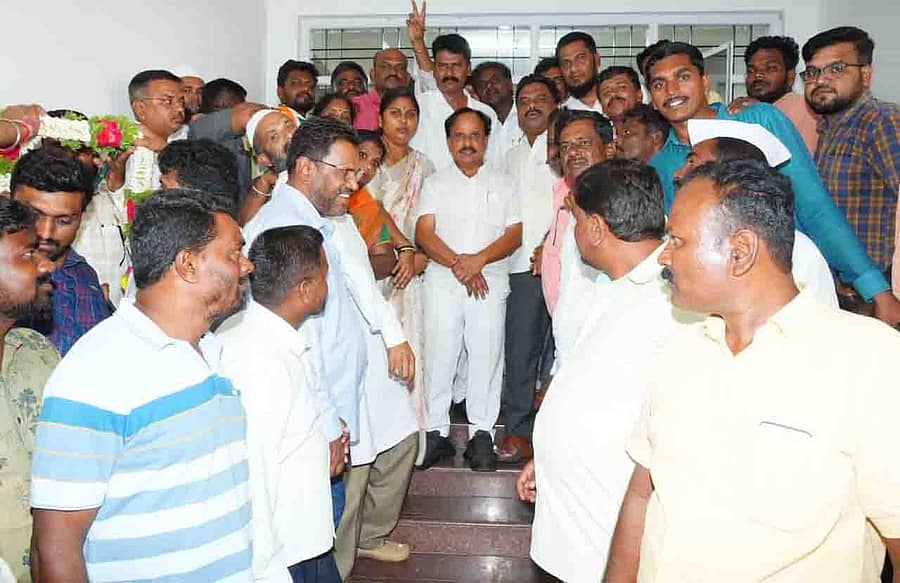 ಸಚಿವರಾದ ಬಳಿಕ ಮೊದಲ ಬಾರಿಗೆ ಹಿರಿಯೂರಿಗೆ ಆಗಮಿಸಿದ ಡಿ. ಸುಧಾಕರ್ ಅವರನ್ನು ಪಕ್ಷದ ಮುಖಂಡರು ಶನಿವಾರ ಅಭಿನಂದಿಸಿದರು