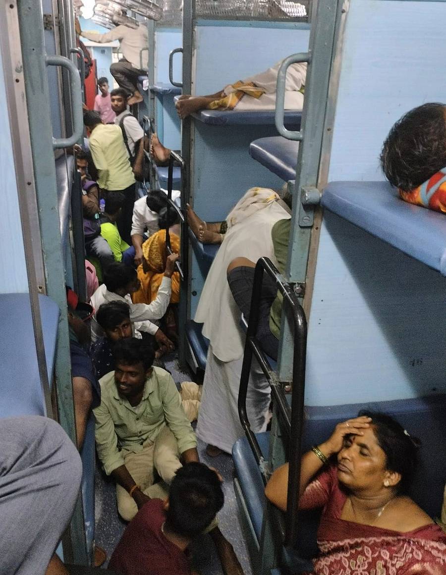 ಬೀದರ್‌ನಿಂದ ಬೆಂಗಳೂರಿಗೆ ನಿತ್ಯ ಹೊರಡುವ ನಾಂದೇಡ್ ಎಕ್ಸ್‌ಪ್ರೆಸ್ ರೈಲಿನ ಸ್ಲೀಪರ್ ಬೋಗಿಯಲ್ಲಿ ಪ್ರಯಾಣಿಕರು ಕೆಳಗಡೆ ಕುಳಿತುಕೊಂಡಿರುವುದು