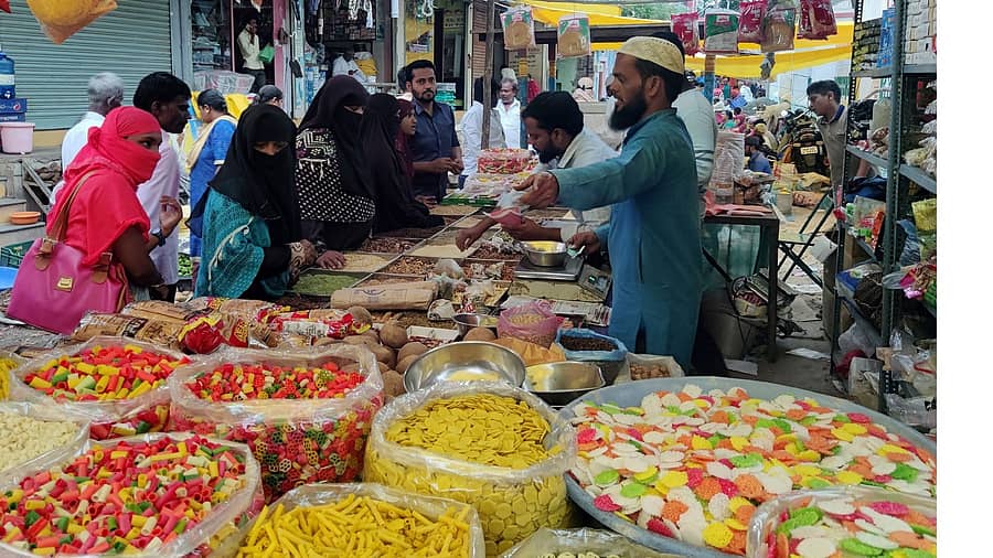 ಬಕ್ರಿದ್ ಹಬ್ಬದ ಅಂಗವಾಗಿ ಬನಹಟ್ಟಿಯ ಗಾಂಧಿ ವೃತ್ತದ ಬಳಿ ಮಸಾಲೆ ಮತ್ತು ಒಣ ಹಣ್ಣುಗಳ ಖರೀದಿಯಲ್ಲಿ ಗ್ರಾಹಕರು ತೊಡಗಿರುವುದು