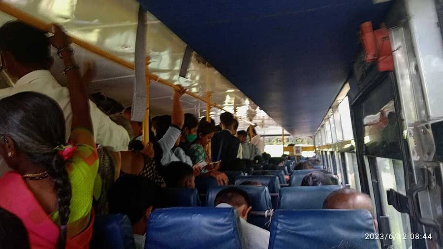 ಕುದೂರು - ತುಮಕೂರು ಬಸ್ಸಿನಲ್ಲಿ ಉಂಟಾಗಿರುವ ಪ್ರಯಾಣಿಕರ ದಟ್ಟಣೆ