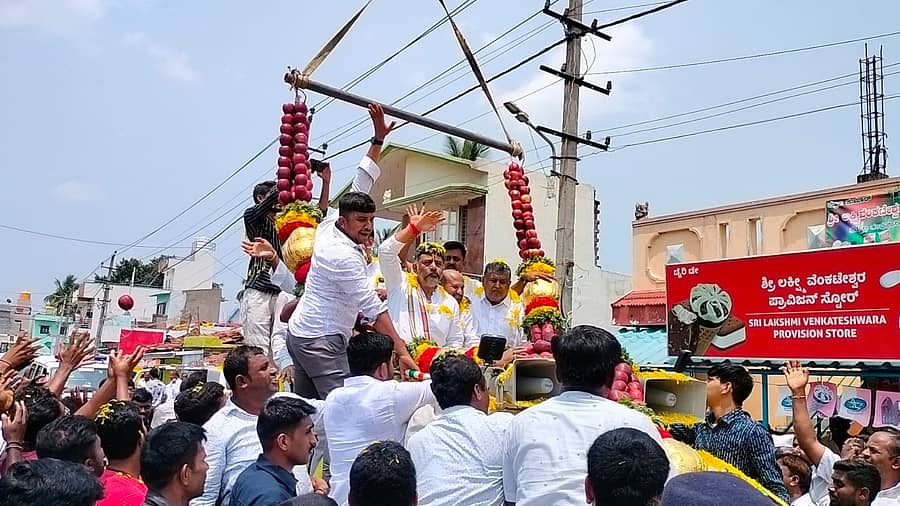 ರಾಮನಗರ ಜಿಲ್ಲೆಯ ಕನಕಪುರ ತಾಲ್ಲೂಕಿನ ಕಲ್ಲಹಳ್ಳಿ ಗ್ರಾಮಕ್ಕೆ ಶನಿವಾರ ಭೇಟಿ ನೀಡಿದ ಉಪ ಮುಖ್ಯಮಂತ್ರಿ ಡಿ.ಕೆ. ಶಿವಕುಮಾರ್ ಅವರಿಗೆ ಕಾಂಗ್ರೆಸ್ ಕಾರ್ಯಕರ್ತರು ಸೇಬಿನ ಬೃಹತ್ ಹಾರ ಹಾಕಿ ಸ್ವಾಗತಿಸಿದರು
