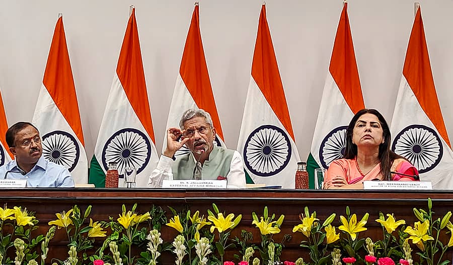 ‘ಮೋದಿ ಸರ್ಕಾರಕ್ಕೆ 9 ವರ್ಷಗಳು’ ಎಂಬ ವಿಚಾರದ ಮೇಲೆ ವಿದೇಶಾಂಗ ವ್ಯವಹಾರಗಳ ಸಚಿವ ಎಸ್. ಜೈಶಂಕರ್ ಸಚಿವರಾದ ಮೀನಾಕ್ಷಿ ಲೇಖಿ ಮತ್ತು ವಿ. ಮುರುಳೀಧರನ್ ಅವರು ದೆಹಲಿಯಲ್ಲಿ ಗುರುವಾರ ಸುದ್ದಿಗೋಷ್ಠಿ ನಡೆಸಿದರು –ಪಿಟಿಐ ಚಿತ್ರ