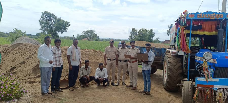 ಆಕ್ರಮವಾಗಿ ಸಂಗ್ರಹಿಸಿಟ್ಟಿದ್ದ ಮರಳು ಅಡ್ಡೆ ಹಾಗೂ ಟ್ರ್ಯಾಕ್ಟರ್ ಚಾಲಕರು.