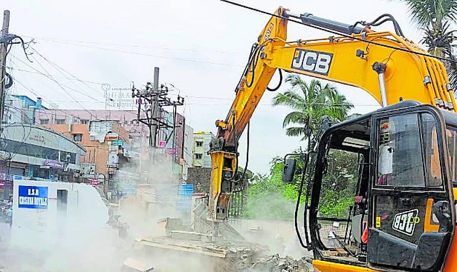 ಮುನ್ನೇಕೊಳಾಲುವಿನಲ್ಲಿ ಬಿಬಿಎಂಪಿ ಸಿಬ್ಬಂದಿ ಜೂನ್ 17ರಂದು ಶೆಡ್ ತೆರವುಗೊಳಿಸಿದರು