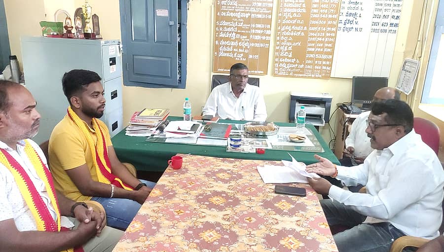 ದೊಡ್ಡಬಳ್ಳಾಪುರದಲ್ಲಿ ಸೋಮವಾರ ಶಿಕ್ಷಣ ಇಲಾಖೆ ಜಿಲ್ಲಾ ಉಪನಿರ್ದೇಶಕ ಶ್ರೀಕಂಠ ಅವರ ಸಮ್ಮುಖದಲ್ಲಿ ಸಭೆ ನಡೆಸಲಾಯಿತು