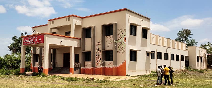 ಮಹಾಲಿಂಗಪುರದ ಕೌಜಲಗಿ ನಿಂಗಮ್ಮ ರಂಗಮಂದಿರ ಬೀಗ ಜಡಿದಿರುವುದು.