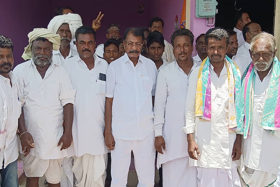 03ಕೆಕೆಆರ್01: ಕಕ್ಕೇರಾ ಪಟ್ಟಣದ ಕಾಂಗ್ರೇಸ್ ಕಚೇರಿಗೆ ಶನಿವಾರ ಭೇಟಿ ನೀಡಿದ ಶಾಸಕ ರಾಜಾ ವೆಂಕಟಪ್ಪನಾಯಕರು ಸಾರ್ವಜನಿಕರನ್ನು ಭೇಟಿಯಾಗಿ ಅಹವಾಲು ಸ್ವೀಕರಿಸಿದರು.