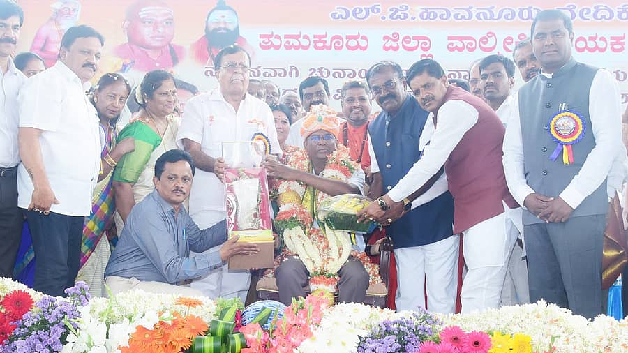 ತುಮಕೂರಿನಲ್ಲಿ ಭಾನುವಾರ ಜಿಲ್ಲಾ ವಾಲ್ಮೀಕಿ ನಾಯಕ ಸಮಾಜದ ವತಿಯಿಂದ ಹಮ್ಮಿಕೊಂಡಿದ್ದ ಸಮಾರಂಭದಲ್ಲಿ ಲೋಕೋಪಯೋಗಿ ಸಚಿವ ಸತೀಶ ಜಾರಕಿಹೊಳಿ ಅವರನ್ನು ಸನ್ಮಾನಿಸಲಾಯಿತು. 