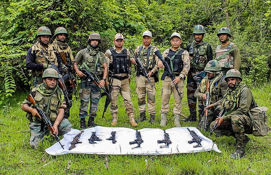 ಭದ್ರತಾ ಪಡೆಯ ಯೋಧರು ಇಂಫಾಲ್ನಲ್ಲಿ ಕಾರ್ಯಾಚರಣೆ ನಡೆಸಿ ವಶಪಡಿಸಿಕೊಂಡಿರುವ ಶಸ್ತ್ರಾಸ್ತ್ರಗಳು –ಪಿಟಿಐ ಚಿತ್ರ