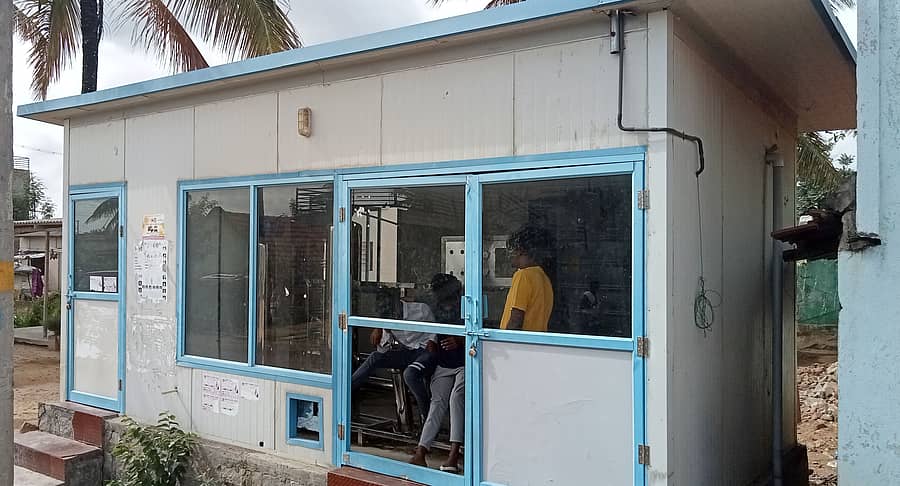 ಶ್ರೀರಂಗಪಟ್ಟಣ ತಾಲ್ಲೂಕಿನ ಆಲಗೂಡು ಗ್ರಾಮದ ದಲಿತ ಕಾಲೊನಿಯಲ್ಲಿ ಕಳೆದ ಮೂರು ವರ್ಷಗಳ ಹಿಂದೆ ಸ್ಥಾಪಿಸಿದ ಶುದ್ಧ ಕುಡಿಯುವ ನೀರಿನ ಘಟಕ ಇನ್ನೂ ಉದ್ಘಾಟನೆಯಾಗದೆ ನಿಷ್ಪ್ರಯೋಜಕವಾಗಿದೆ