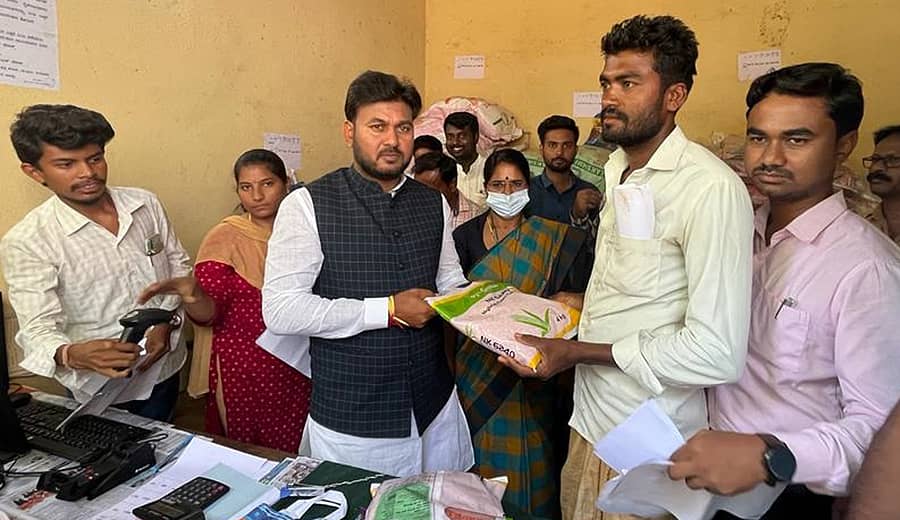 ಹೂವಿನಹಡಗಲಿ ರೈತ ಸಂಪರ್ಕ ಕೇಂದ್ರದಲ್ಲಿ ಶಾಸಕ ಕೃಷ್ಣನಾಯ್ಕ ರೈತರಿಗೆ ಬಿತ್ತನೆ ಬೀಜ ವಿತರಿಸಿದರು