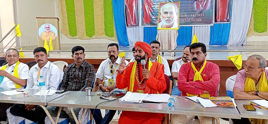 ಕುಮಟಾದಲ್ಲಿ ಭಾನುವಾರ ಮುಕ್ತಾಯಗೊಂಡ ಈಡಿಗ, ಬಿಲ್ಲವ, ನಾಮಧಾರಿ ಸಮಾಜಗಳ ಎರಡು ದಿನಗಳ ವಿಶೇಷ ಚಿಂತನ ಶಿಬಿರದಲ್ಲಿ ಶ್ರೀ ನಾರಾಯಣಗುರು ಶಕ್ತಿ ಶಕ್ತಿಪೀಠದ ಪ್ರಣವಾನಂದ ಸ್ವಾಮೀಜಿ ಮಾತನಾಡಿದರು