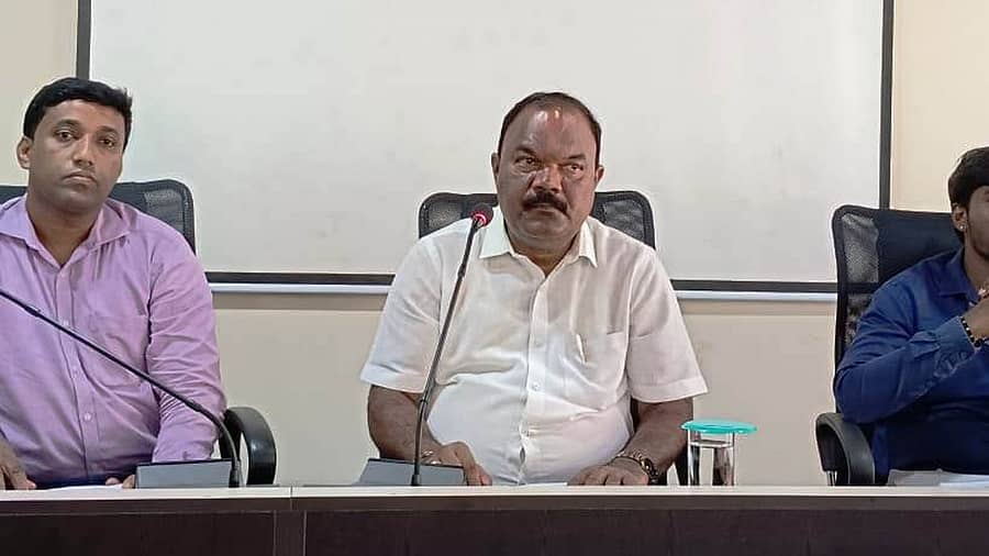 ಕಾಪು ಪುರಸಭಾ ವ್ಯಾಪ್ತಿಯ ಕುಂದು ಕೊರತೆ ಬಗ್ಗೆ ಕಾಪು ಪುರಸಭೆಯ ಸಭಾಂಗಣದಲ್ಲಿ ಪುರಸಭಾ ಸದಸ್ಯರು, ಇಲಾಖಾಧಿಕಾರಿಗಳೊಂದಿಗೆ ನಡೆದ ಸಭೆಯಲ್ಲಿ ಶಾಸಕ ಗುರ್ಮೆ ಸುರೇಶ್ ಶೆಟ್ಟಿ ಮಾತನಾಡಿದರು