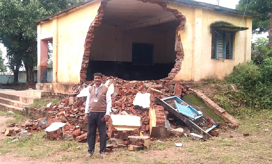 ಸವಣೂರು ತಾಲ್ಲೂಕಿನ ಮಾರುತಿಪುರ ಗ್ರಾಮದ ಸರ್ಕಾರಿ ಕಿರಿಯ ಪ್ರಾಥಮಿಕ ಶಾಲೆಯ ಕಟ್ಟಡ ಶಿಥಿಲಗೊಂಡು, ಗೋಡೆ ಕುಸಿದಿರುವ ದೃಶ್ಯ