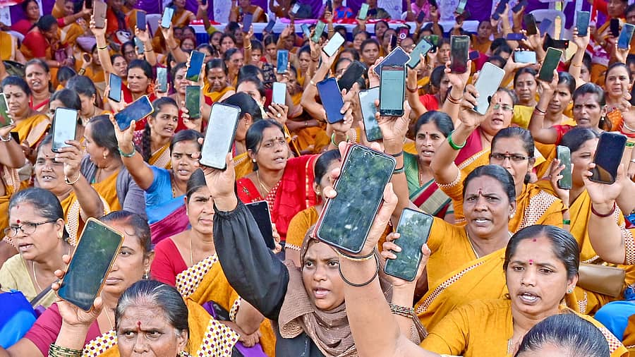 ಬೆಂಗಳೂರಿನ ಸ್ವಾತಂತ್ರ್ಯ ಉದ್ಯಾನದಲ್ಲಿ ಮಂಗಳವಾರ ಪ್ರತಿಭಟನೆಯಲ್ಲಿ ಪಾಲ್ಗೊಂಡಿದ್ದ ಅಂಗನವಾಡಿ ಕಾರ್ಯಕರ್ತೆಯರು ಹಾಗೂ ಸಹಾಯಕಿಯರು, ತಮಗೆ ನೀಡಿದ್ದ ಮೊಬೈಲ್ಗಳನ್ನು ಪ್ರದರ್ಶಿಸಿದರು – ಪ್ರಜಾವಾಣಿ ಚಿತ್ರ