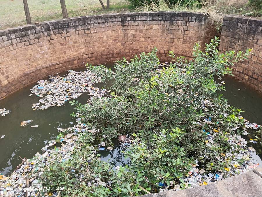 ಗಜೇಂದ್ರಗಡದ ರೋಣ ರಸ್ತೆಯಲ್ಲಿರುವ ಚಂದ್ರಕಾಂತ ಮಹೇಂದ್ರಕರ ಎಂಬುವವರ ತೋಟದ ಬಾವಿಯಲ್ಲಿ ಅವಧಿ ಮೀರಿದ ಔಷಧಿಗಳು ತೇಲುತ್ತಿರುವುದು