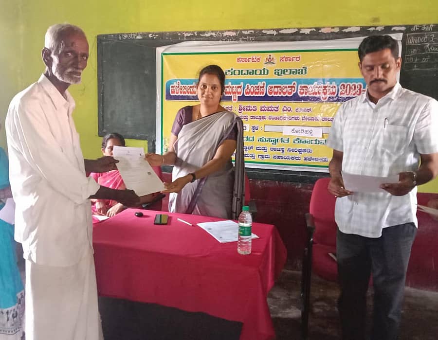 ಹಳೇಬೀಡಿನ ಬೆಣ್ಣೆಗುಡ್ಡ ಬಳಿ ಸೋಮವಾರ ಆರಂಭವಾದ ಘನತ್ಯಾಜ್ಯ ಸಂಪನ್ಮೂಲ ಸಂಸ್ಕರಣ ಘಟಕವನ್ನು ಶಾಸಕ ಕೆ.ಎಸ್.ಲಿಂಗೇಶ್ ವೀಕ್ಷಣೆ ಮಾಡಿದರು.ಹಳೇಬೀಡು ಸಮೀಪದ ಗೋಣಿಸೋಮನಹಳ್ಳಿಯಲ್ಲಿ ಶನಿವಾರ ನಡೆದ ಪಿಂಚಣಿ ಆದಾಲತ್ ಕಾರ್ಯಕ್ರಮದಲ್ಲಿ ತಹಶಿಲ್ದಾರ್ ಎಂ.ಮಮತ ಸಂದ್ಯಾಸುರಕ್ಷಾ ವೃದ್ದಾಪ್ಯ ವೇತನ ಫಲಾನುಭವಿಗಳಿಗೆ ಮಂಜೂರಾತಿ ಪ್ರಮಾಣ ಪತ್ರ ವಿತರಿಸಿದರು.