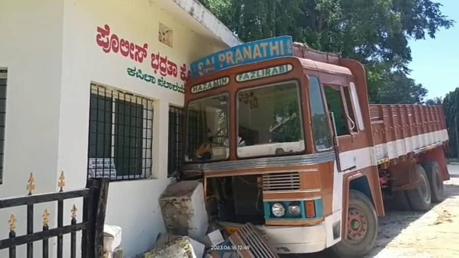 ಎಚ್.ಡಿ.ಕೋಟೆ ತಾಲ್ಲೂಕಿನ ಬೀಚನಹಳ್ಳಿಯಲ್ಲಿನ ಕಬಿನಿ ಜಲಾಶಯದ ಮುಖ್ಯದ್ವಾರದ ಗೇಟ್‌ ಬಳಿ ಇರುವ ಪೊಲೀಸ್ ಭದ್ರತಾ ಕೊಠಡಿಗೆ ಖಾಸಗಿ ಲಾರಿಯೊಂದು ಗುದ್ದಿದೆ