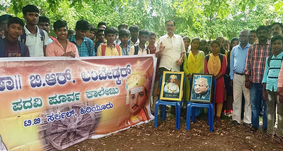 ಹಿರಿಯೂರಿನ ಅಂಬೇಡ್ಕರ್ ಪಿಯು ಕಾಲೇಜಿನಲ್ಲಿ ಬುಧವಾರ ಹಮ್ಮಿಕೊಂಡಿದ್ದ ನಾಲ್ವಡಿ ಕೃಷ್ಣರಾಜ ಒಡೆಯರ್ ಜಯಂತಿ ಹಾಗೂ ದಿವಂಗತ ದೇವರಾಜ ಅರಸು ಅವರ ಪುಣ್ಯಸ್ಮರಣೆ ಕಾರ್ಯಕ್ರಮವನ್ನು ಗೌತಂ ಶಿಕ್ಷಣ ಸಂಸ್ಥೆ ಮುಖ್ಯಸ್ಥ ಬಿ.ಪಿ. ತಿಪ್ಪೇಸ್ವಾಮಿ ಉದ್ಘಾಟಿಸಿದರು